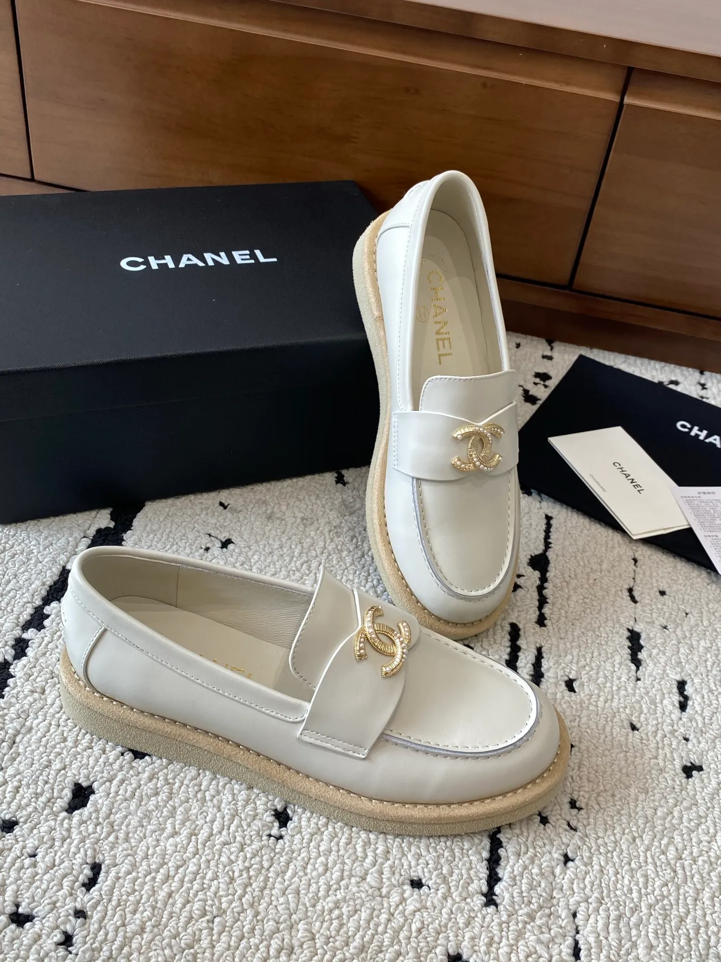 👟👟Ex-factory price 620👟👟High-end notebook 🍀2025 autumn and winter new Chanel Chanel entrance hardware buckle, Loaf loafers, can be worn all year round. No matter when you wear it, it is very high-end and durable. Go shopping and attract attention on the street! Easily travel between commuting and leisure occasions, and become a carefree fashionable and elegant woman ~ Upper: cowhide/cow nubuck leather/open edge beads Inner: lambskin Sole: Italian raw rubber outsole leather strip Code number: 35-39 (40/41 customized, non-refundable and non-exchangeable 👉 Buy now👉 Buy now👉 Buy now👉